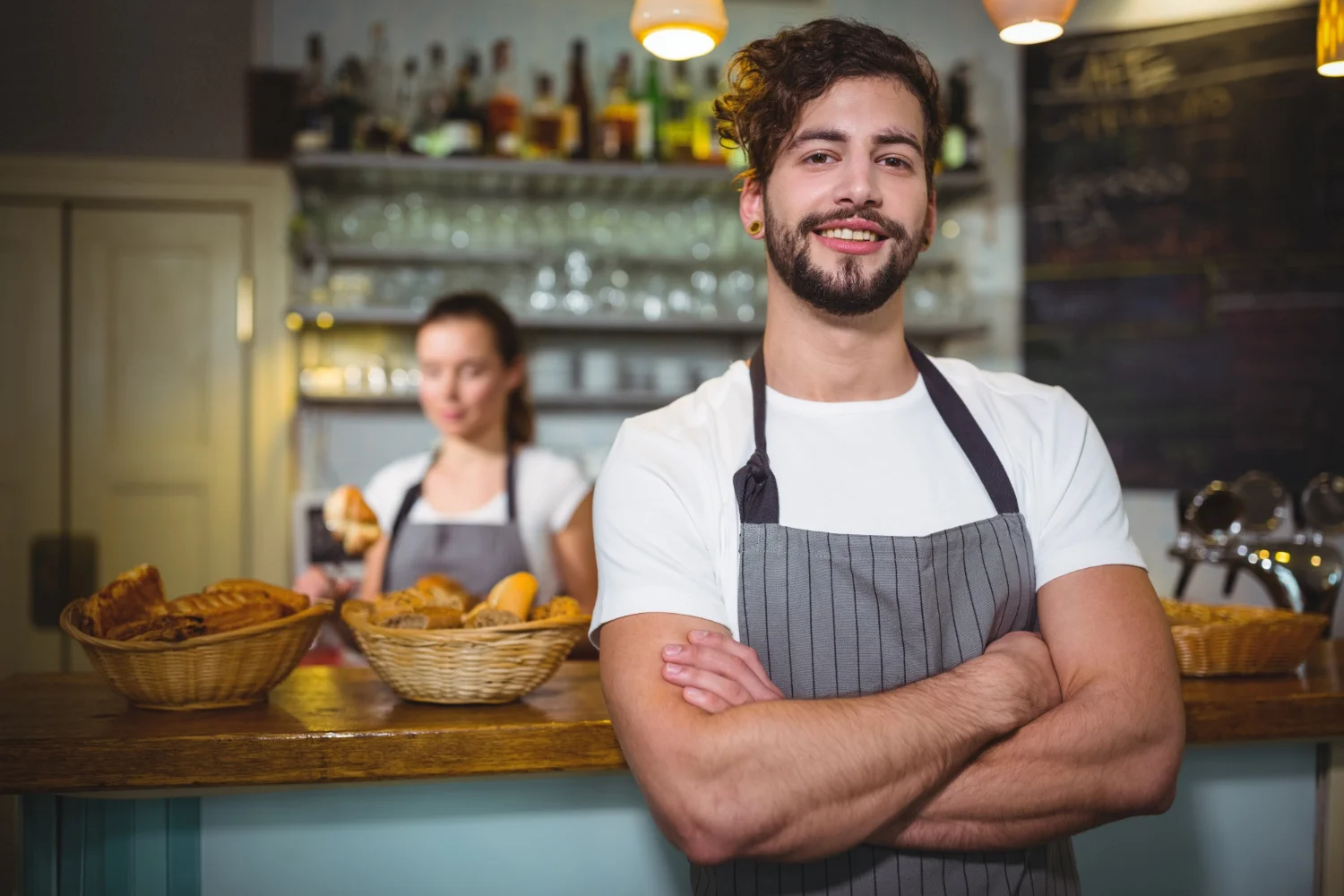 dueno de bar sonriente